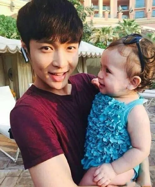 张艺兴有个孩子?狗仔队爆料张艺兴有小孩了吗孩子是谁的孩子啊?