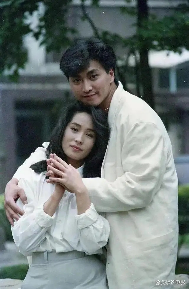 何家劲个人资料简介妻子是谁?何家劲一家三口老婆图片