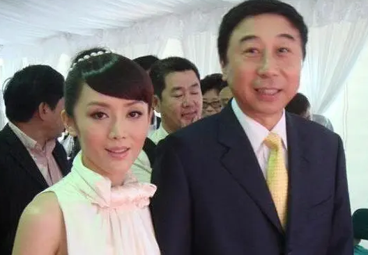 冯巩的简历个人资料简介,冯巩娶过几个老婆现任妻子是谁