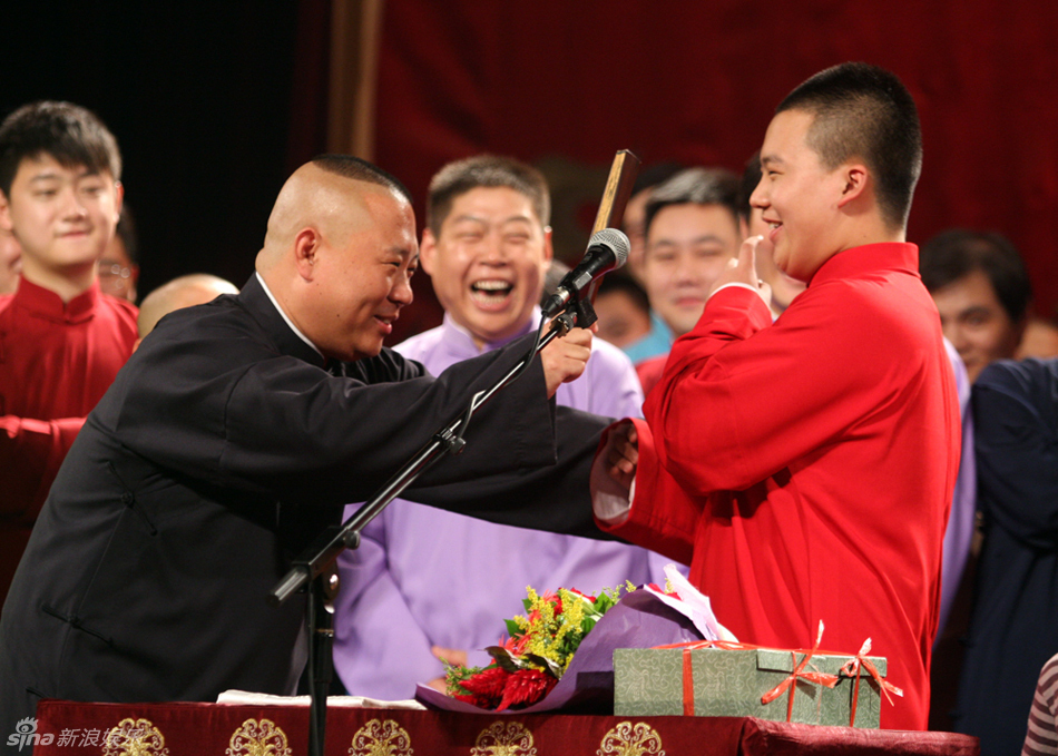 周群跟郭德纲的关系不一般 周群是郭德纲的贵人吗为何感谢周群?