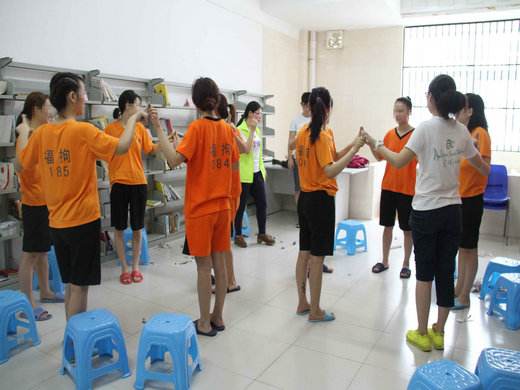 拘留所和看守所的区别进了哪个更严重?进了看守所就必须剃光头吗?