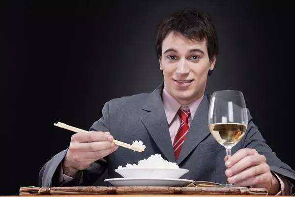 东方人普遍比西方人苗条是因为用了筷子?用筷子真能让人变聪明诶