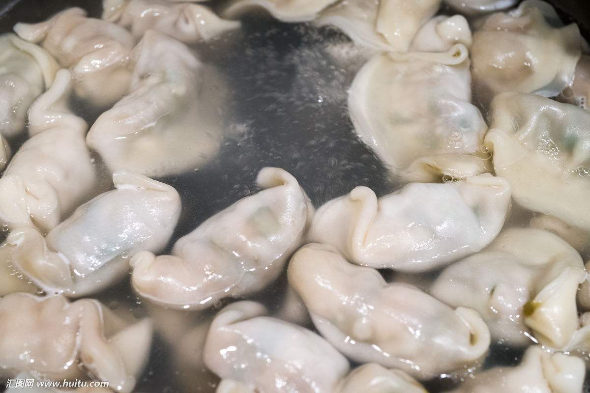 煮饺子时一直盖着锅盖是不对的 熟饺子放凉后再煮为何会重新下沉