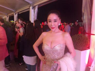 环球夫人邢小红是谁几岁个人资料老公介绍戛纳红毯故意摔倒走光照