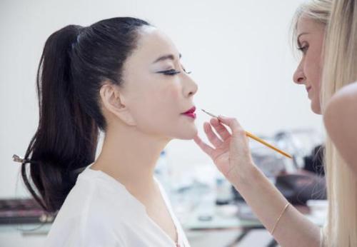 环球夫人邢小红是谁几岁个人资料老公介绍戛纳红毯故意摔倒走光照