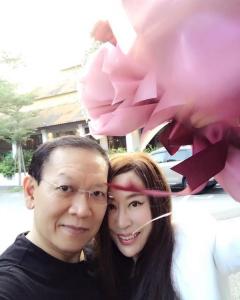 环球夫人邢小红是谁几岁个人资料老公介绍戛纳红毯故意摔倒走光照