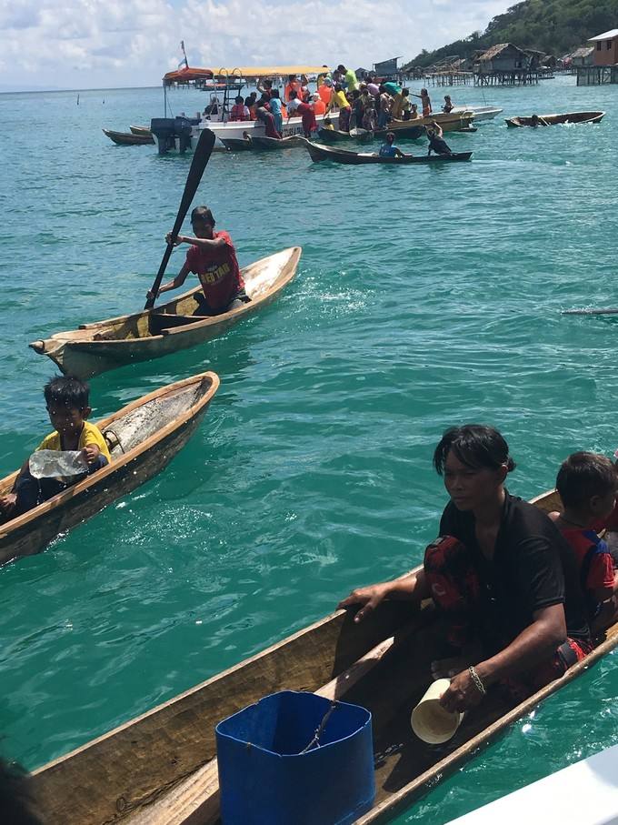 全球最后的海洋游牧民族巴瑶族 不仅不能上岸还要戳聋自己的耳朵