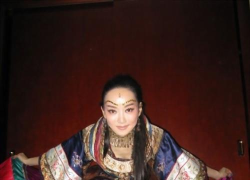为什么说萨顶顶被藏族人不待见?萨顶顶做了什么事冒犯了藏传佛教