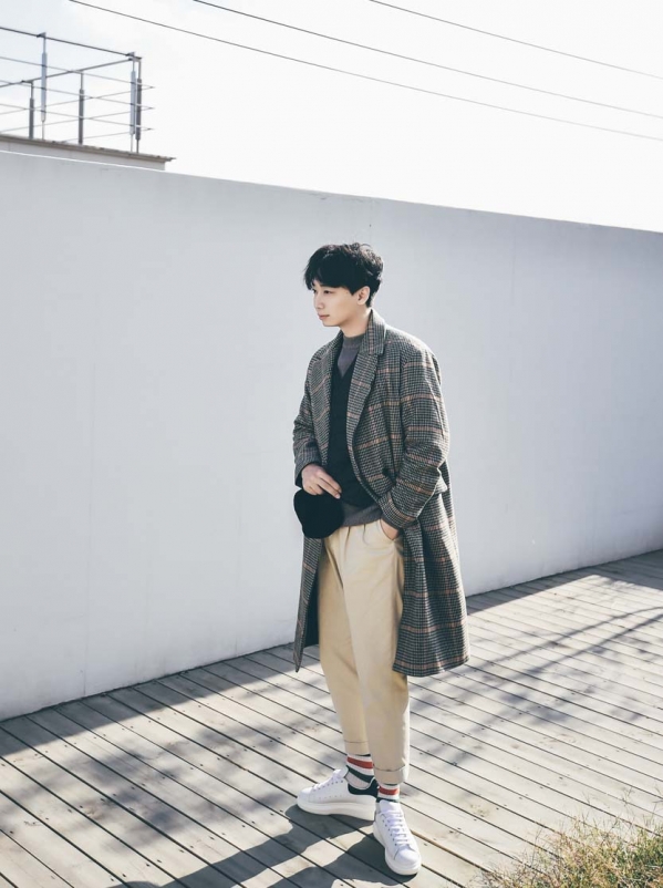 大衣配什么裤子好看男里面穿什么内搭 秋冬潮男这样穿大衣