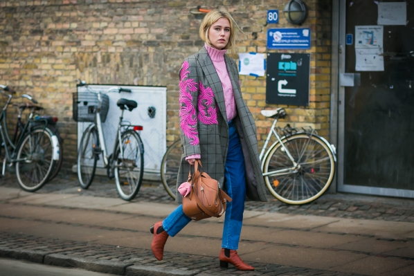 冬季粉色毛衣怎么搭配衣服图片 感受温柔甜美的气息