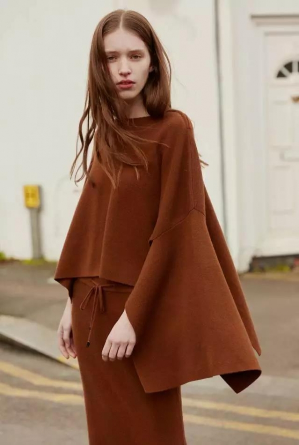 焦糖色毛衣配什么颜色裙子 穿焦糖色毛衣尽显成熟与优雅