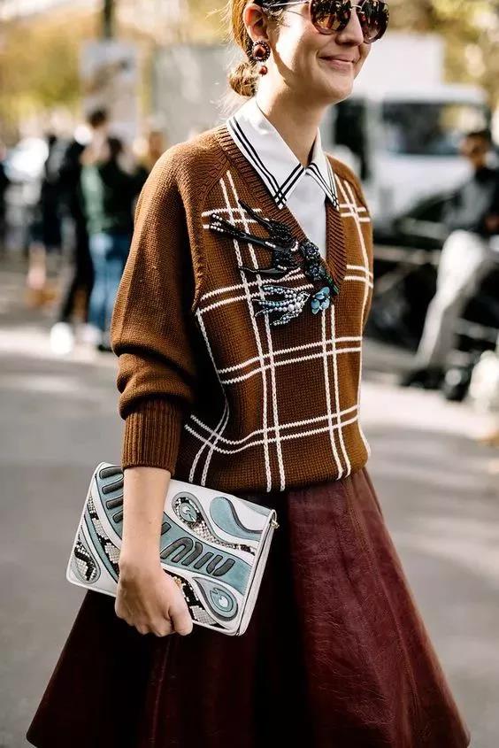 焦糖色毛衣配什么颜色裙子 穿焦糖色毛衣尽显成熟与优雅