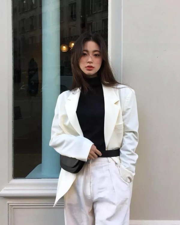 冬天白色裤子搭配图片配什么上衣好看 穿白裤时髦又高级