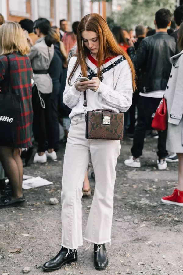 冬天白色裤子搭配图片配什么上衣好看 穿白裤时髦又高级