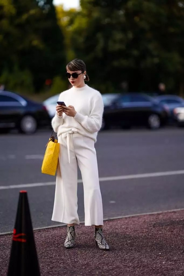 冬天白色裤子搭配图片配什么上衣好看 穿白裤时髦又高级