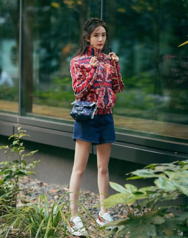 杨幂街拍2019怎么穿更少女更时尚?2019新搭配带货女王非杨幂莫属