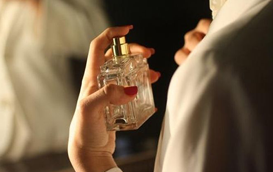 香水怎么喷效果最好喷在哪里最合适 如何正确喷洒香水